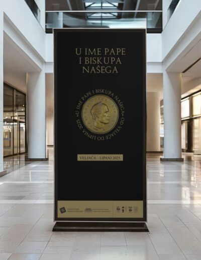 izlozba_u_ime_pape_i_biskupa_nasega_roll_up_dizajn_studio_kajba